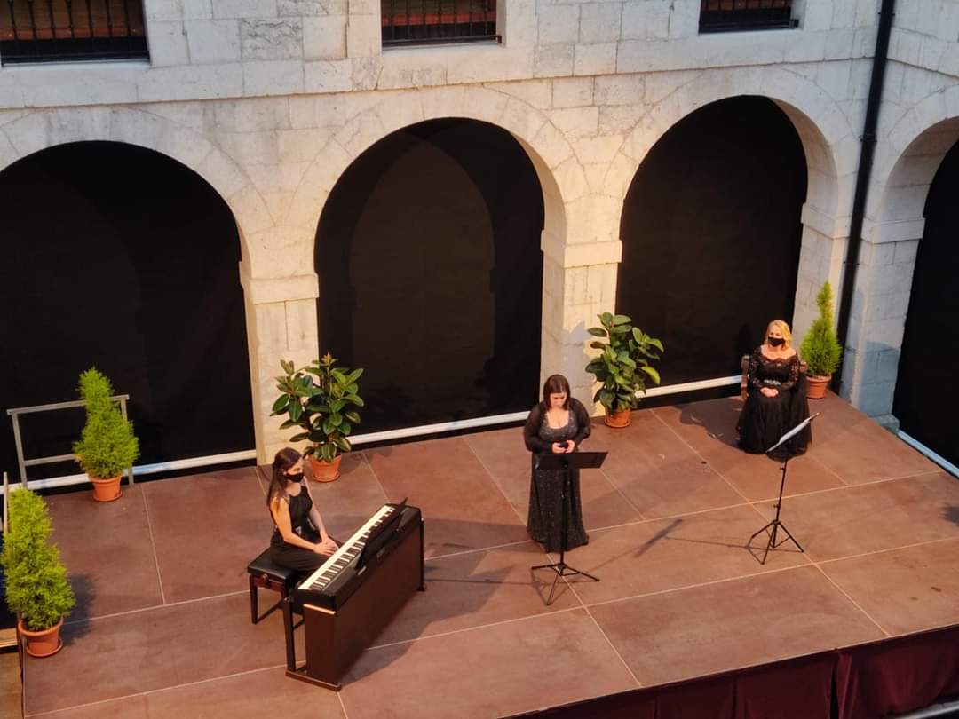 Sopranos: Sara Castrillo y Noemí López, Piano: Ana González Pastor